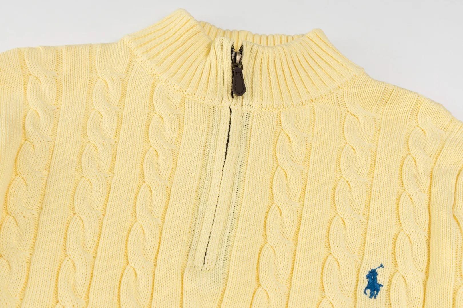 P236 #R92 RALPH LAUREN Ralph Lauren fifteen colors classic small label embroidery logo turtleneck pullover half-zip knitted cable sweater with high-density LOGO embroidery on the chest and original customized tag accessories. Made of pure cotton yarn, pure cotton is skin-friendly and comfortable, small label war horse embroidered twist turtleneck sweater 🐎 high quality, follow the blogger to learn how to wear it! Let’s buy a Ralph Lauren cable sweater. It’s a super hard-to-find series after it became popular. It’s hard to find one on the official website. It’s simple and practical to wear, with a lazy and loose feel. The thickened fabric has more texture, feels soft and delicate, and has a loose fit. Whether worn alone or layered, you can wear different styles of fashion with just one piece!   Size：XS S M L